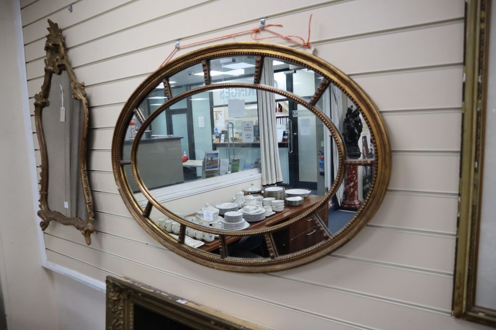 An Edwardian oval gilt marginal framed wall mirror, 111 x 74cm